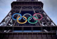 Eiffeltoren in Parijs met logo Olympische Spelen