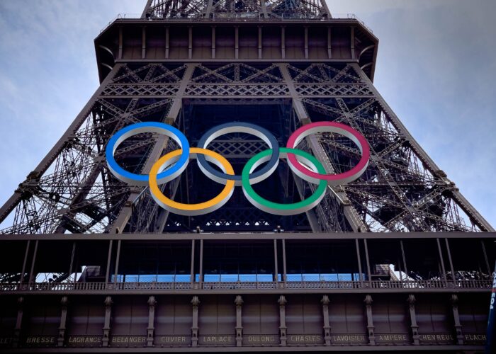 Eiffeltoren in Parijs met logo Olympische Spelen